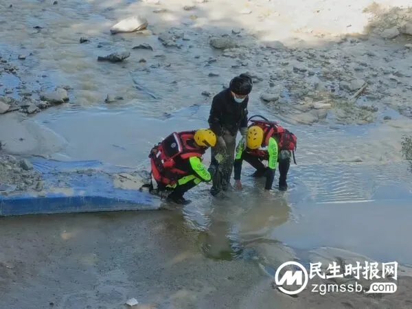 八旬老人采药深陷泥潭 云县消防及时救援