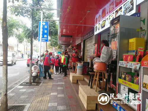 官渡区市民巡访团巡访时了解到: 明通路社区探索特定时段允许商户“有限占道经营”