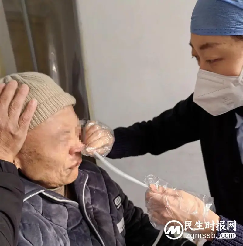 新冠患者就诊时突然倒地,绿色急救通道从基层医院直达三甲医院! 新冠患者就诊时突然倒地,绿色急救通道从基层医院直达三甲医院!