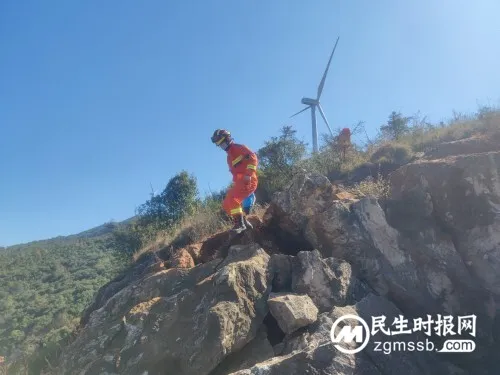 大风垭口网红点打卡摔伤，富民消防紧急救援