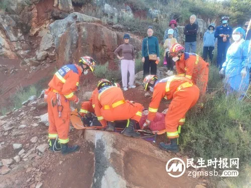 大风垭口网红点打卡摔伤，富民消防紧急救援