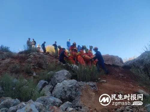 大风垭口网红点打卡摔伤，富民消防紧急救援