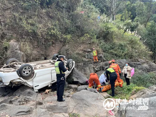 面包车滚落河道边 禄丰消防紧急转运事故伤员