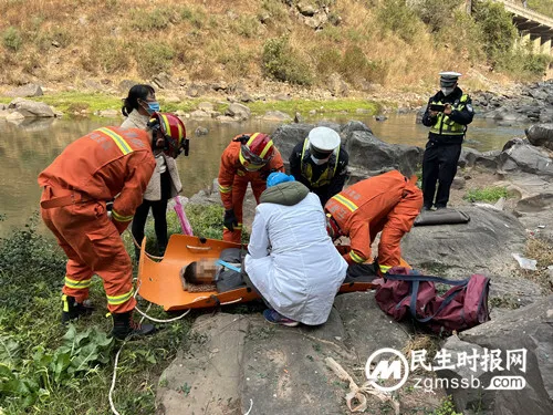 面包车滚落河道边 禄丰消防紧急转运事故伤员