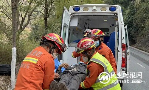面包车滚落河道边 禄丰消防紧急转运事故伤员