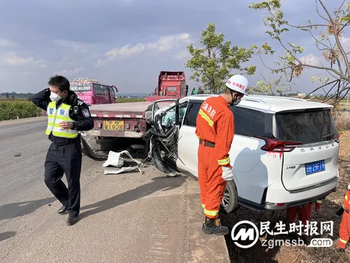 一天接连3起高速车辆追尾事故致人员被困 消防紧急救援