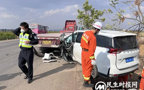 一天接连3起高速车辆追尾事故致人员被困  消防紧急救援