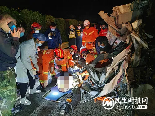 一天接连3起高速车辆追尾事故致人员被困 消防紧急救援