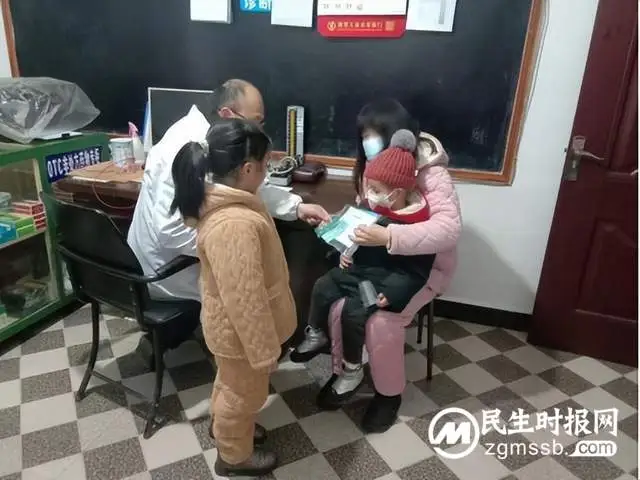 湘潭县云湖桥镇卫生院医务志愿者发放防疫健康包 为群众健康保驾护航