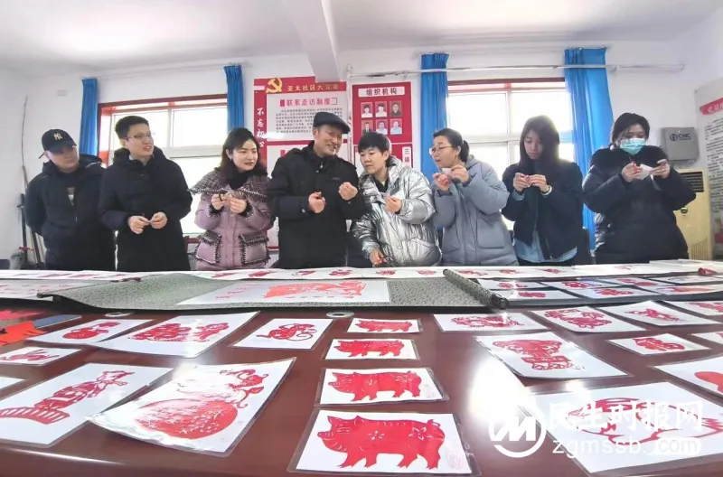 光明桥街道亚太社区：学剪纸 传非遗 迎新年