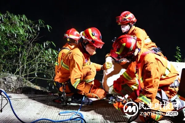 男子不慎跌落山崖 威信消防紧急救援
