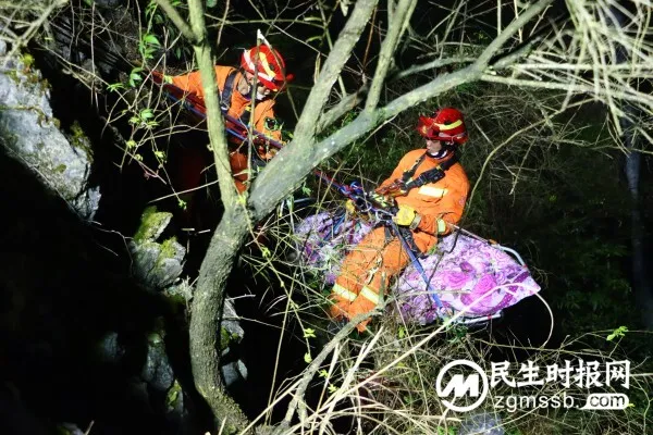 男子不慎跌落山崖 威信消防紧急救援