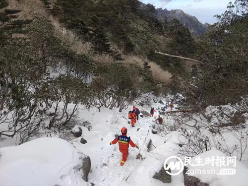海拔3700米雪地救援 大理消防踏雪寻迹历时6小时成功救援