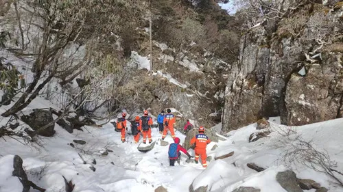 海拔3700米雪地救援 大理消防踏雪寻迹历时6小时成功救援