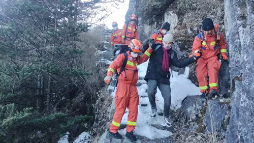 海拔3700米雪地救援 大理消防踏雪寻迹历时6小时成功救援