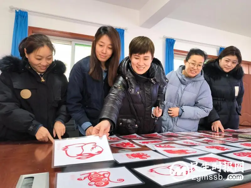 光明桥街道亚太社区：学剪纸 传非遗 迎新年