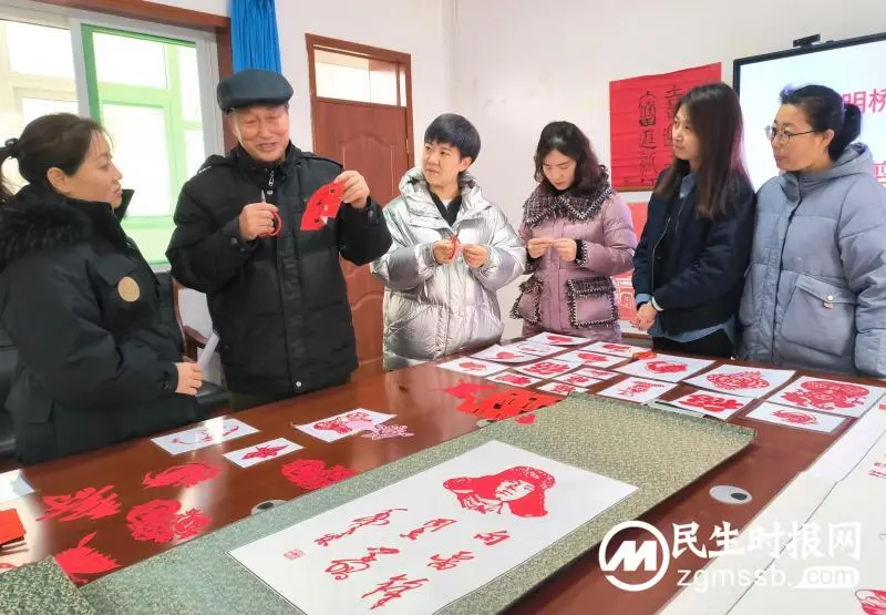 光明桥街道亚太社区：学剪纸 传非遗 迎新年