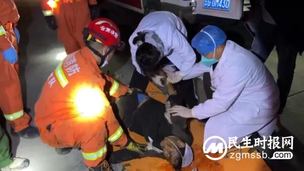 货车坠入深沟一人被困 消防紧急救援