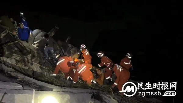 货车坠入深沟一人被困 消防紧急救援
