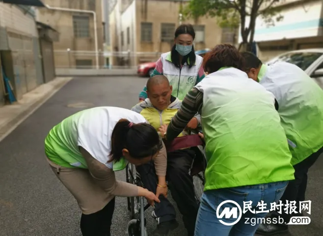 坐上新轮椅 小冯笑了 坐上新轮椅 小冯笑了