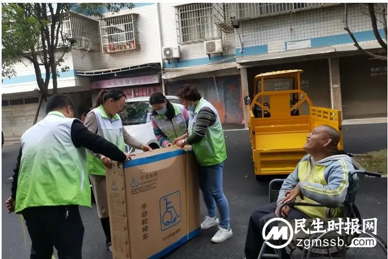 坐上新轮椅 小冯笑了 坐上新轮椅 小冯笑了