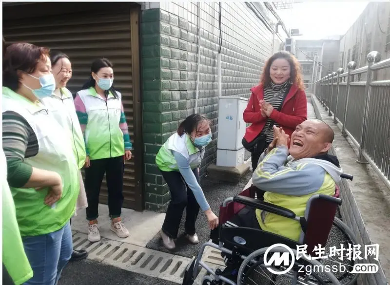 坐上新轮椅 小冯笑了 坐上新轮椅 小冯笑了
