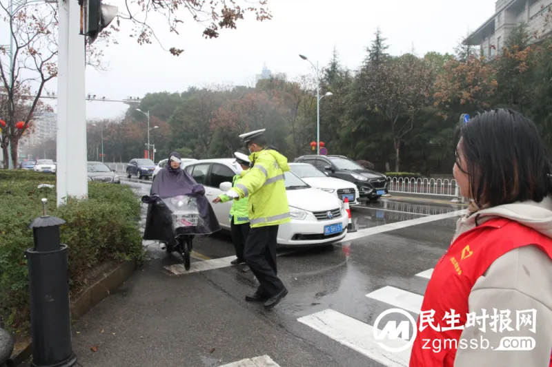 “荧光绿”携手“志愿红” “警司联动”打造莲城靓丽风景线 “荧光绿”携手“志愿红” “警司联动”打造莲城靓丽风景线