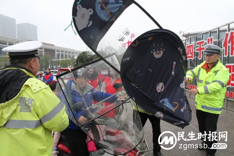 “荧光绿”携手“志愿红” “警司联动”打造莲城靓丽风景线 “荧光绿”携手“志愿红” “警司联动”打造莲城靓丽风景线
