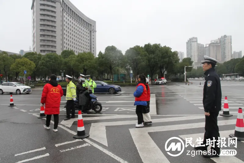 “荧光绿”携手“志愿红” “警司联动”打造莲城靓丽风景线 “荧光绿”携手“志愿红” “警司联动”打造莲城靓丽风景线