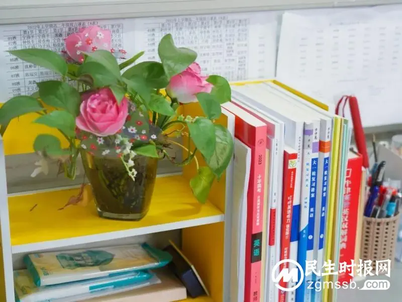 书香雅室 “境”润师心——湘潭市一中开展“文明卫生办公室”评比活动