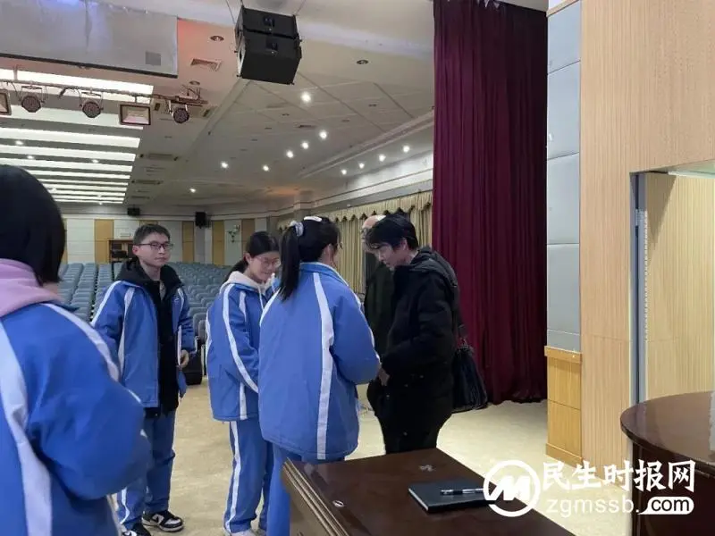 用清晰连贯的论证思路升格你的作文 ——李作霖教授来我校作文指导 用清晰连贯的论证思路升格你的作文 ——李作霖教授来我校作文指导