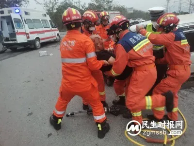 景洪市某地发生车祸,景洪消防紧急救援