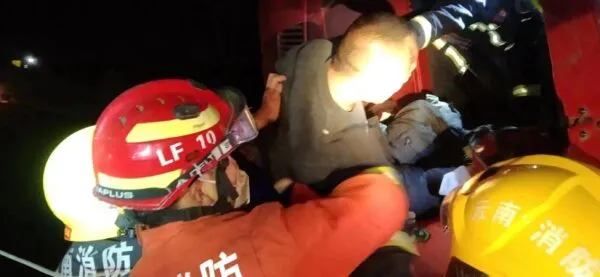 禄丰消防紧急营救挂车追尾事故被困驾驶员