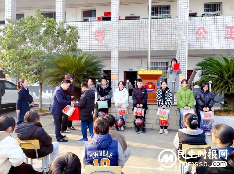 湘潭天易农商银行：农商送温暖 情暖开学季