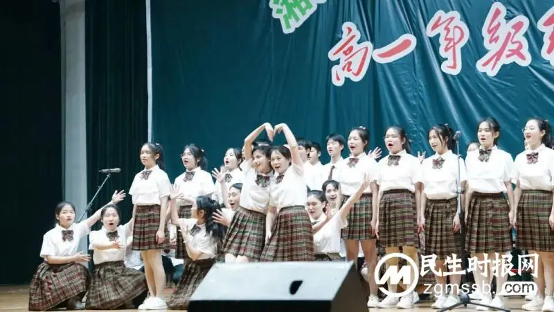 用歌声沸腾青春 随旋律展望未来 ——湘潭市一中第 33届校园文化艺术节高一年级班级合唱比赛 用歌声沸腾青春 随旋律展望未来 ——湘潭市一中第 33届校园文化艺术节高一年级班级合唱比赛