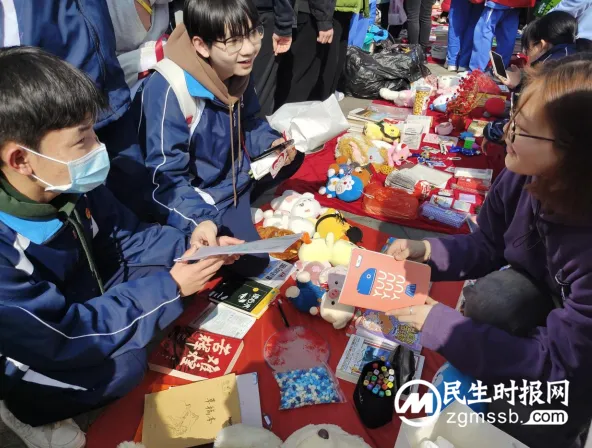 “传承雷锋精神,培育时代新人”——湘潭市二中志愿者助力爱心义卖活动 “传承雷锋精神,培育时代新人”——湘潭市二中志愿者助力爱心义卖活动