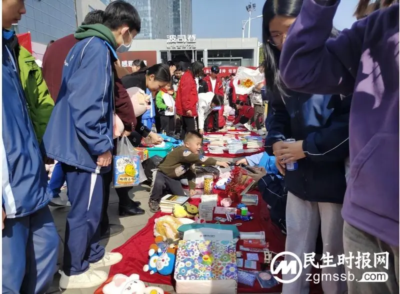 “传承雷锋精神,培育时代新人”——湘潭市二中志愿者助力爱心义卖活动 “传承雷锋精神,培育时代新人”——湘潭市二中志愿者助力爱心义卖活动