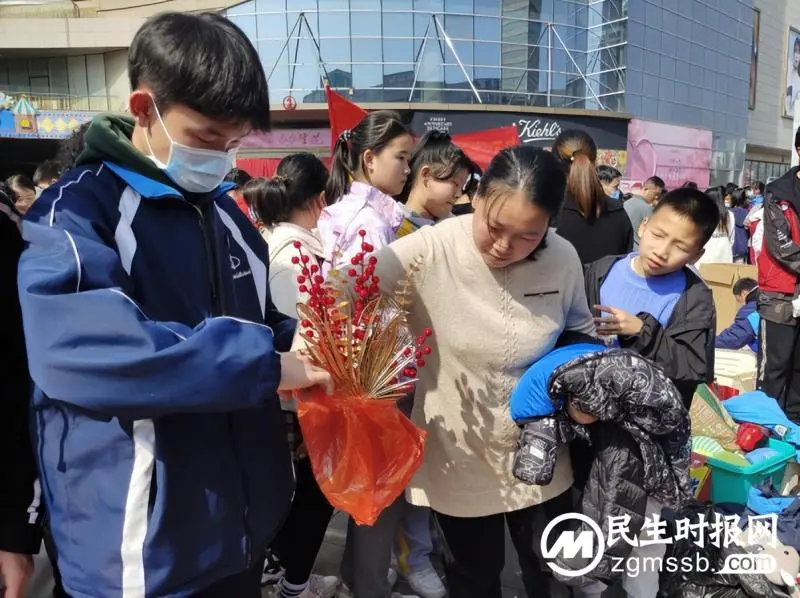 “传承雷锋精神,培育时代新人”——湘潭市二中志愿者助力爱心义卖活动 “传承雷锋精神,培育时代新人”——湘潭市二中志愿者助力爱心义卖活动