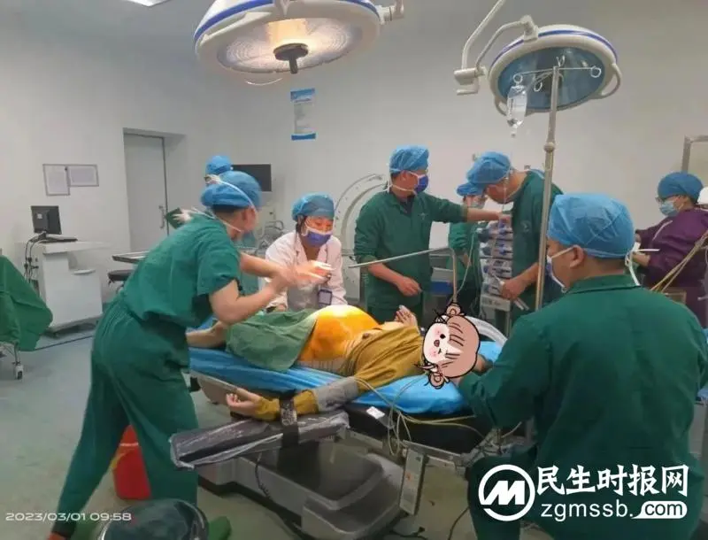 这一举动太暖心!产妇突发脐带脱垂,助产医生手托胎先露保母婴平安 这一举动太暖心!产妇突发脐带脱垂,助产医生手托胎先露保母婴平安