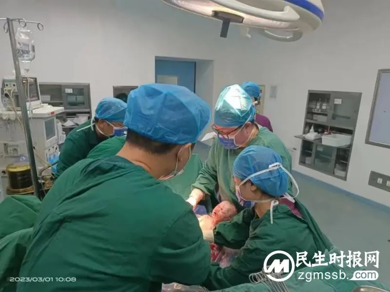 这一举动太暖心!产妇突发脐带脱垂,助产医生手托胎先露保母婴平安 这一举动太暖心!产妇突发脐带脱垂,助产医生手托胎先露保母婴平安
