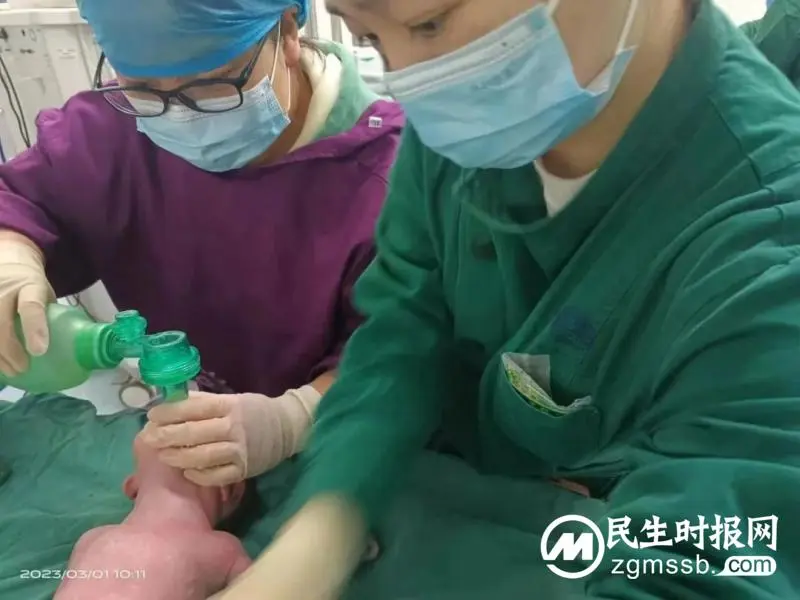 这一举动太暖心!产妇突发脐带脱垂,助产医生手托胎先露保母婴平安 这一举动太暖心!产妇突发脐带脱垂,助产医生手托胎先露保母婴平安