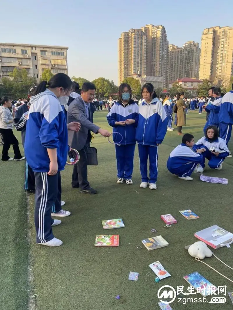 情满电中 爱溢校园 ——湘机中学组织现场爱心义卖活动 情满电中 爱溢校园 ——湘机中学组织现场爱心义卖活动