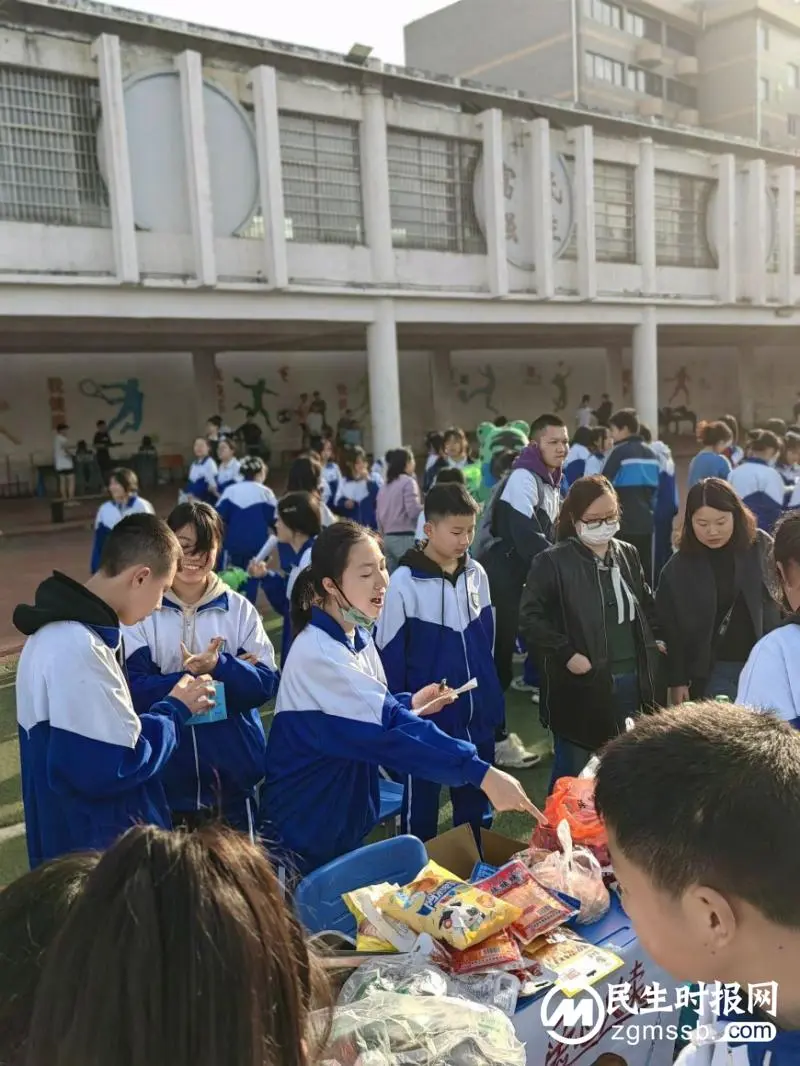 情满电中 爱溢校园 ——湘机中学组织现场爱心义卖活动 情满电中 爱溢校园 ——湘机中学组织现场爱心义卖活动