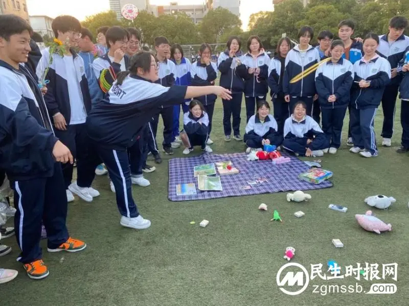情满电中 爱溢校园 ——湘机中学组织现场爱心义卖活动 情满电中 爱溢校园 ——湘机中学组织现场爱心义卖活动
