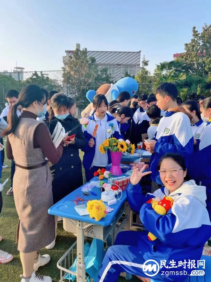 情满电中 爱溢校园 ——湘机中学组织现场爱心义卖活动 情满电中 爱溢校园 ——湘机中学组织现场爱心义卖活动