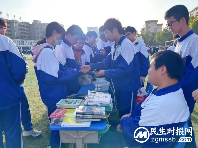 情满电中 爱溢校园 ——湘机中学组织现场爱心义卖活动 情满电中 爱溢校园 ——湘机中学组织现场爱心义卖活动