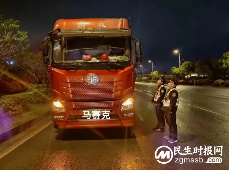 夜间突击治超 湘潭严厉打击超限超载违法行为 夜间突击治超 湘潭严厉打击超限超载违法行为
