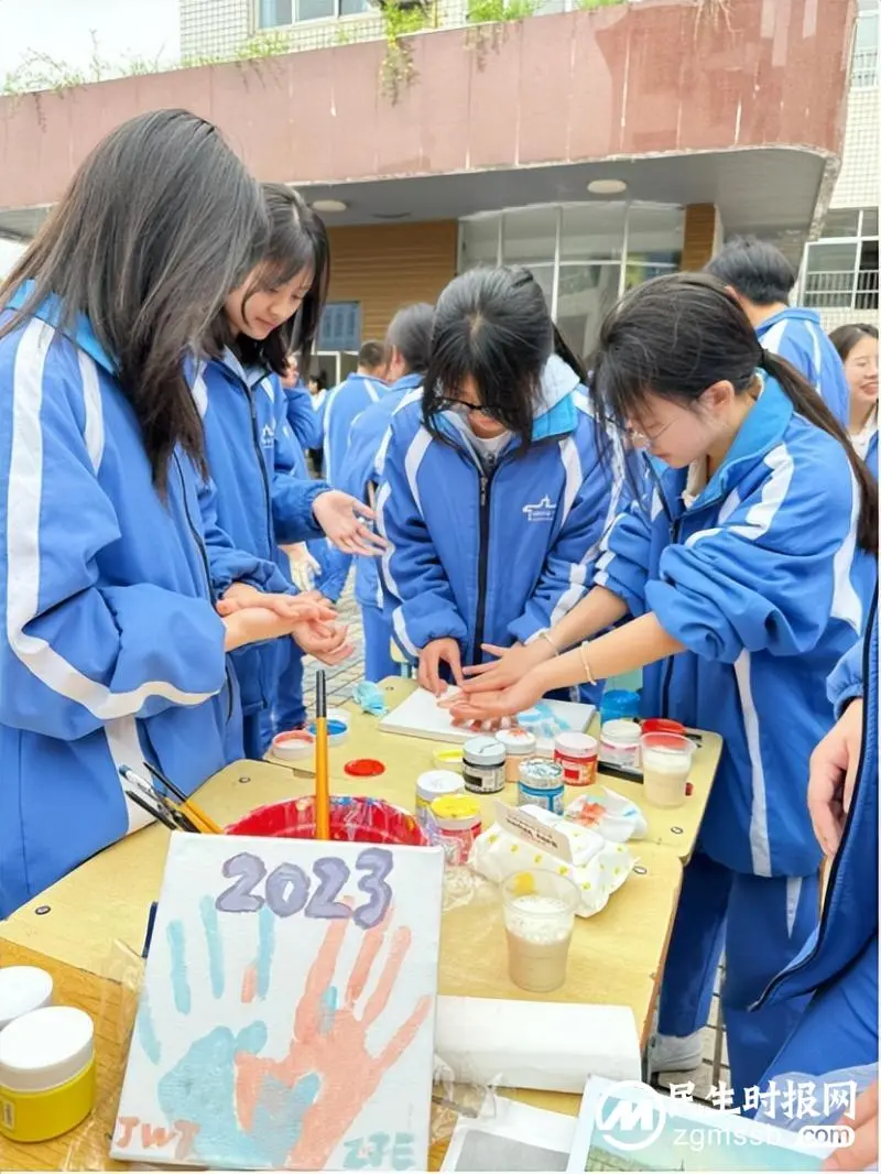湘潭市一中教育集团学生摆摊义卖献爱心 湘潭市一中教育集团学生摆摊义卖献爱心