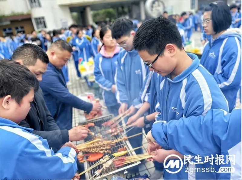 湘潭市一中教育集团学生摆摊义卖献爱心 湘潭市一中教育集团学生摆摊义卖献爱心