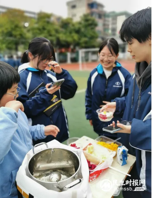 “爱”不闲置，“锋”火相传——湘潭市二中校园义卖活动